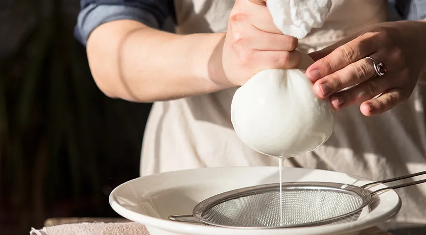 Bei der Herstellung von Käsekuchen mit Hüttenkäse ist es wichtig, überschüssige Flüssigkeit abzusieben.