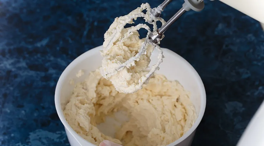 Schlagen Sie den Käse in einem Mixer, sobald er aufgewärmt und geschmeidiger geworden ist.