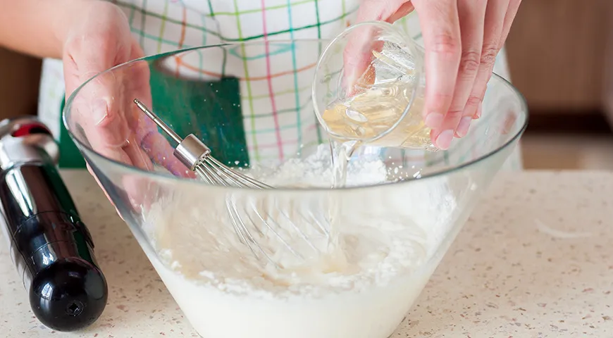 Bei der Zubereitung von Käsekuchen wird die Gelatinemischung zuletzt hinzugefügt.