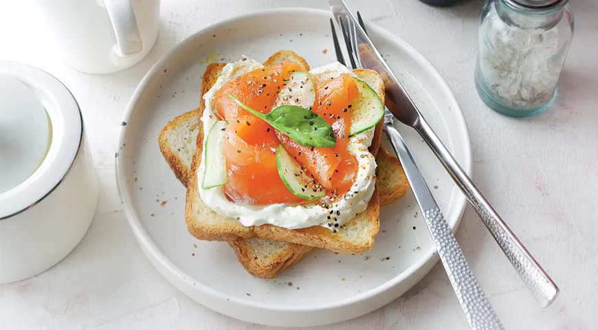 Sandwich mit Quark und rotem Fisch