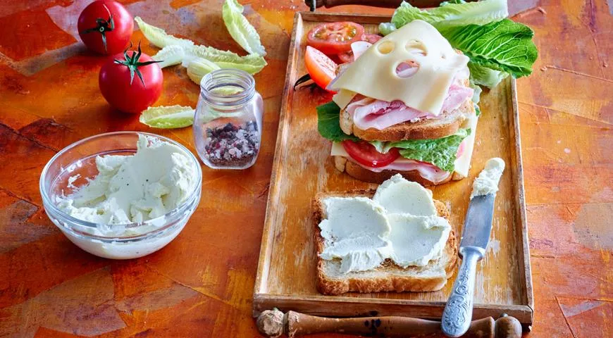 Doppeltes Sandwich mit Käse und Schinken