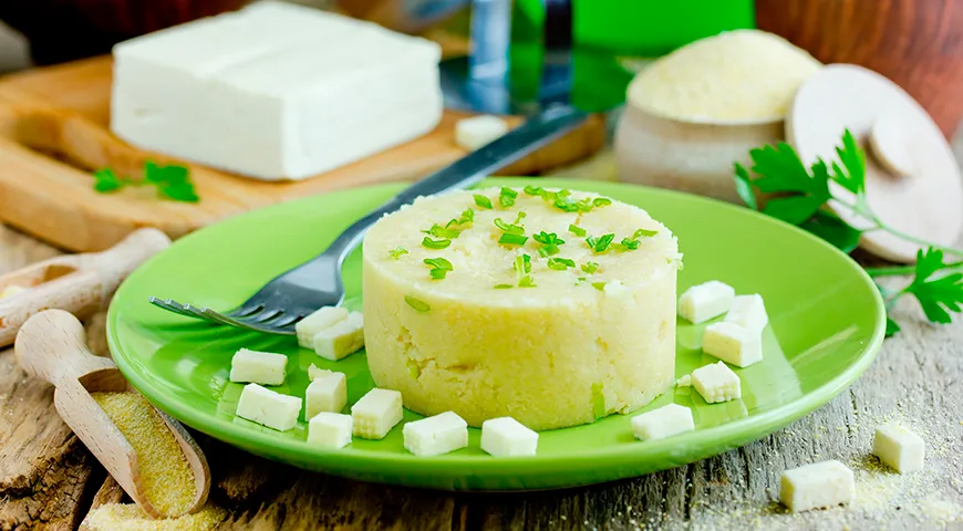 Moldawische Mamaliga mit Gemüsegewürz Manzha und Feta-Käse