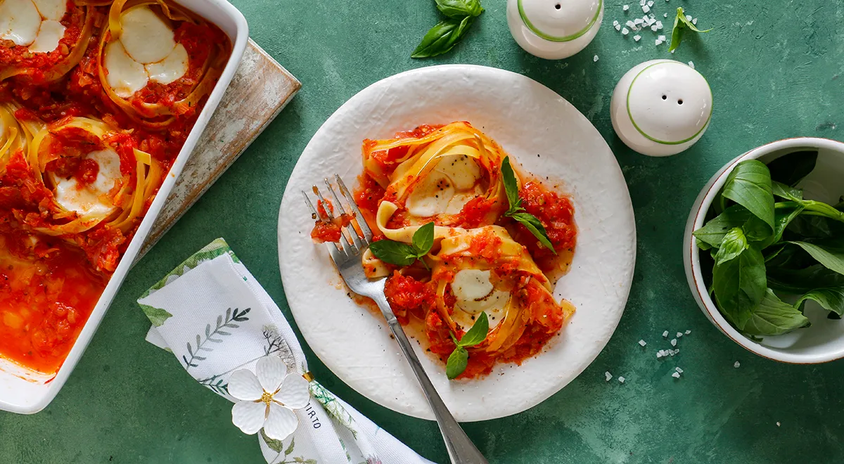 Nester mit Mozzarella-Käse und Tomaten