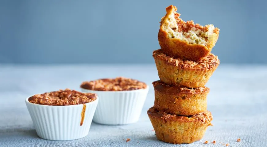 Rhabarber-Muffins mit knusprigen Krümeln