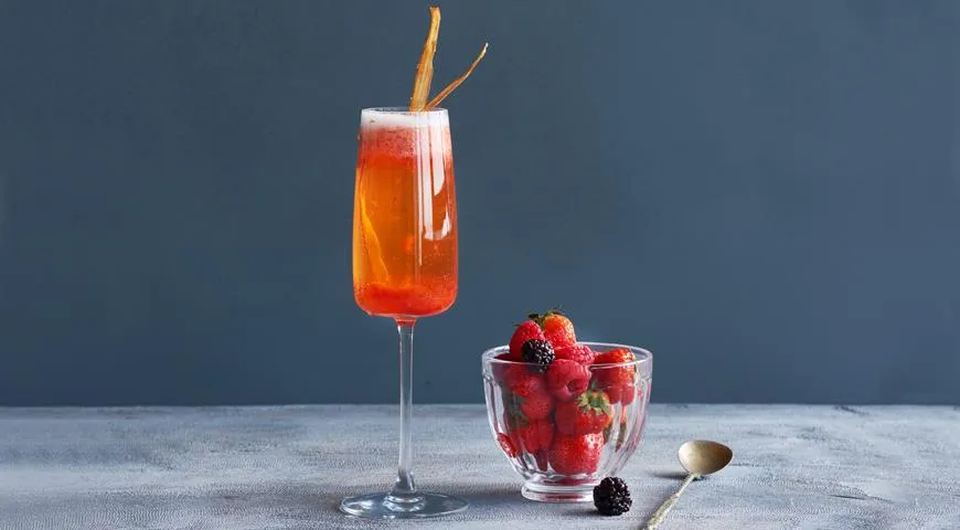 Bellini mit Rhabarber und Erdbeeren