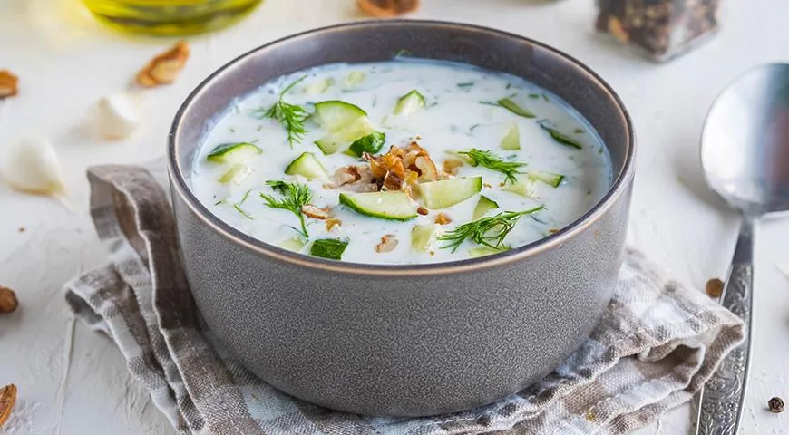 Kalter Tarator (bulgarische Okroshka-Sorte) wird mit Sauermilch unter Zusatz von Walnüssen und Knoblauch zubereitet.