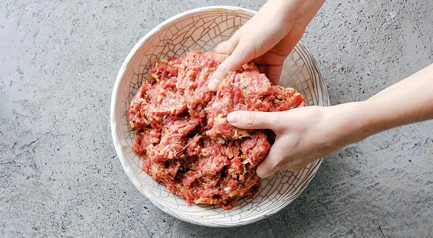 Um zu verhindern, dass der Spieß vom Spieß fällt, kneten Sie das Hackfleisch gründlich mit den Händen oder dem flachen Aufsatz einer Küchenmaschine.