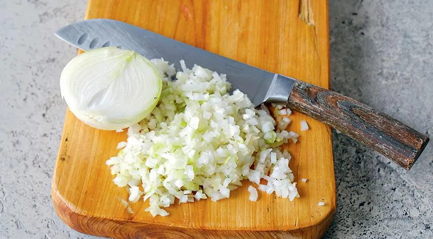 Die Zwiebel für den Döner kann mit einem Messer fein gehackt oder in einer Küchenmaschine zerkleinert werden.