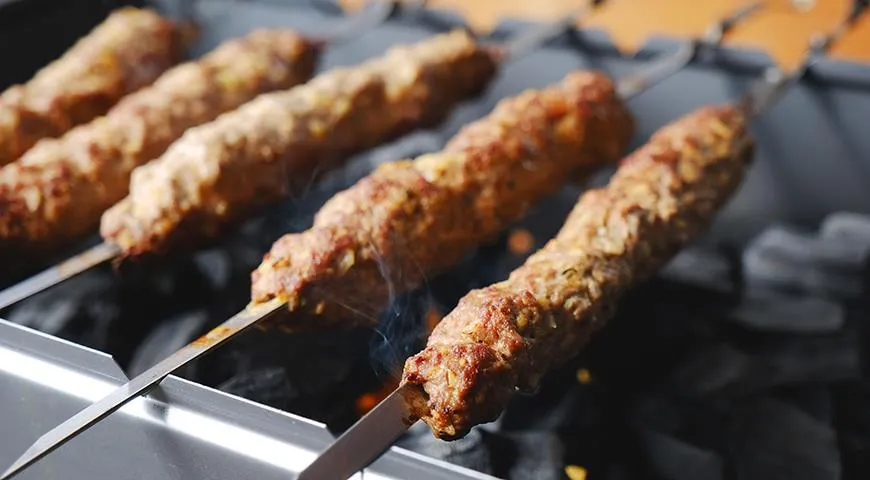 Es ist üblich, Kebabs auf dem Grill zu braten und dabei Spieße darauf zu legen