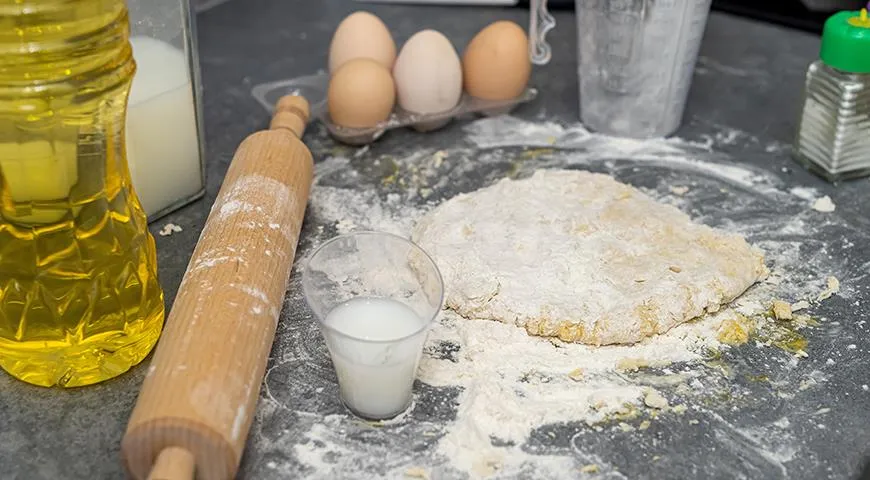 Hefeteig mit Kefir ist sehr weich. Aus diesem Teig lassen sich wunderbare Kuchen herstellen.