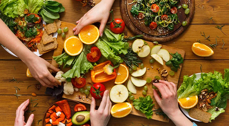 Versuchen Sie, Ihre Lieblingsleckereien durch ebenso leckere und gesunde Snacks zu ersetzen: Obst, Nüsse, Gemüse usw.