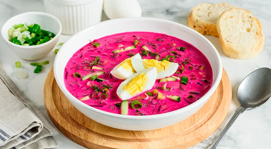 Rote-Bete-Suppe auf Kefir mit Mineralwasser