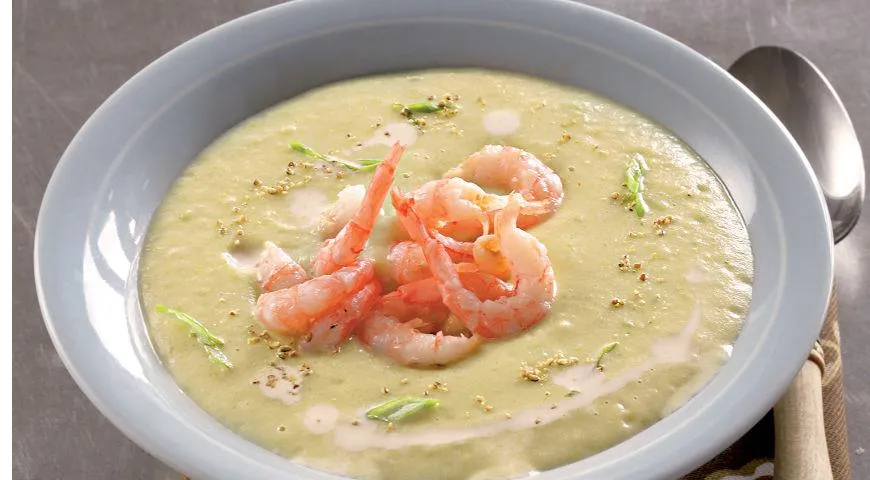 Cremesuppe mit Garnelen und einem Löffel Kartoffelmilch