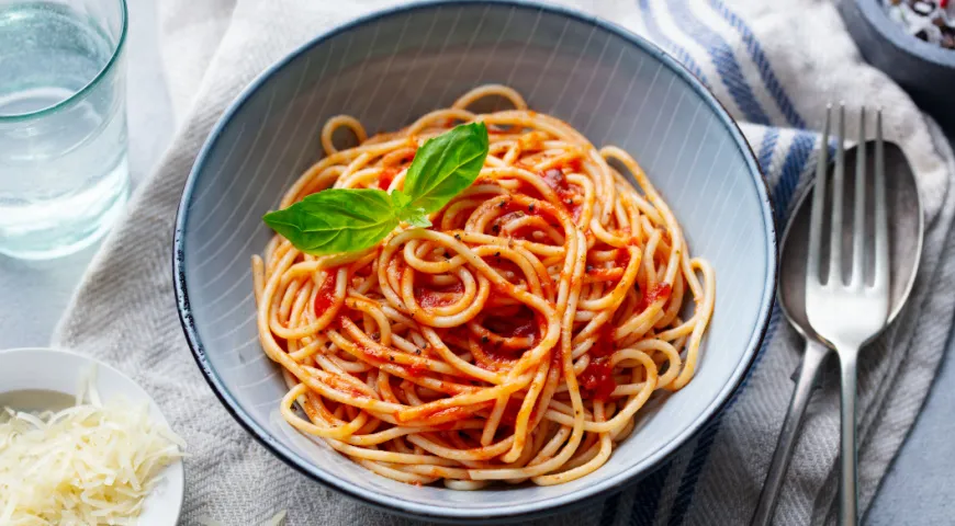 Tomatenmarksauce mit italienischen Kräutern für Spaghetti