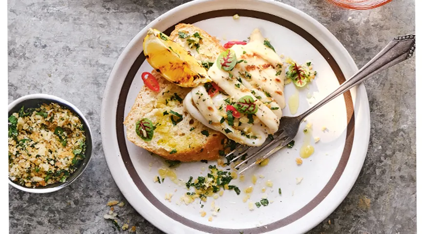 Würzig gegrillter Tintenfisch mit Knoblauch