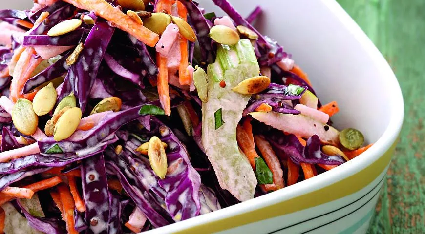 Salat mit Rotkohl, Rosinen und Joghurtdressing