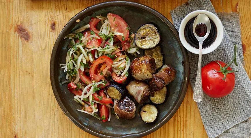 Schaschlik aus Leber, Aubergine und geräuchertem Schmalz im Ofen