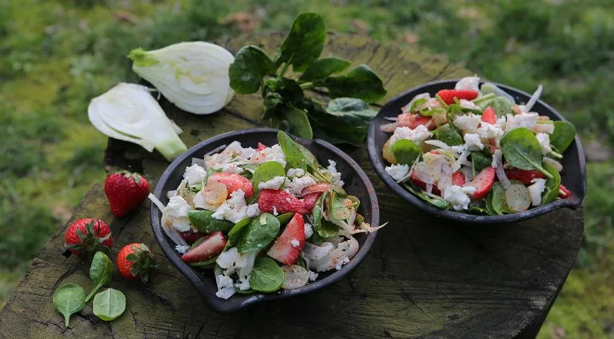 Salat aus Bärlauch und Mais mit Käse, Fenchel, Weintrauben, Erdbeeren und Nüssen