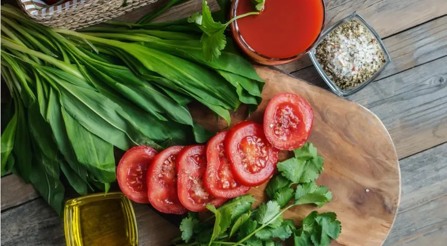 Bärlauchsalat mit Tomatensauce