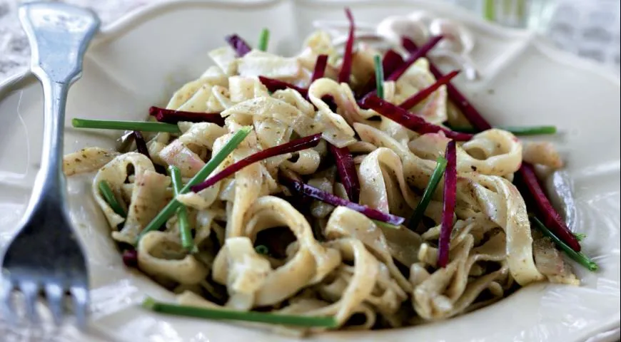 Nudelsalat, Pesto mit geräucherten Mandeln und Bärlauch