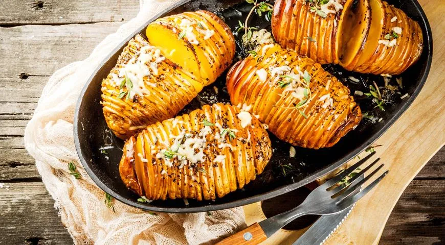 Hasselback-Kartoffeln werden zunächst auf eine spezielle Art und Weise geschnitten und dann wie ein Döner unter ständigem Wenden gegrillt.