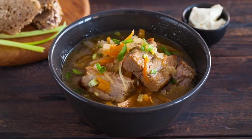 Sauerkraut-Kohlsuppe mit Schweinefleisch