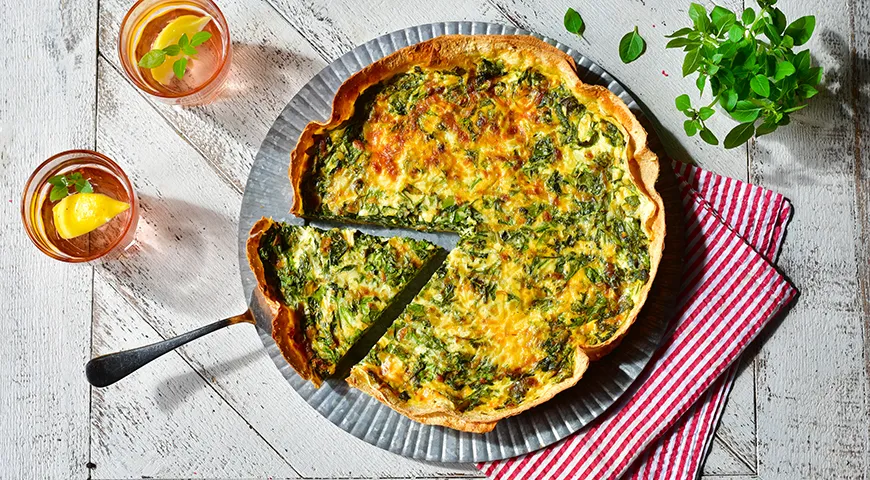 Schnelle Sommerquiche mit Kräutern auf Fladenbrot