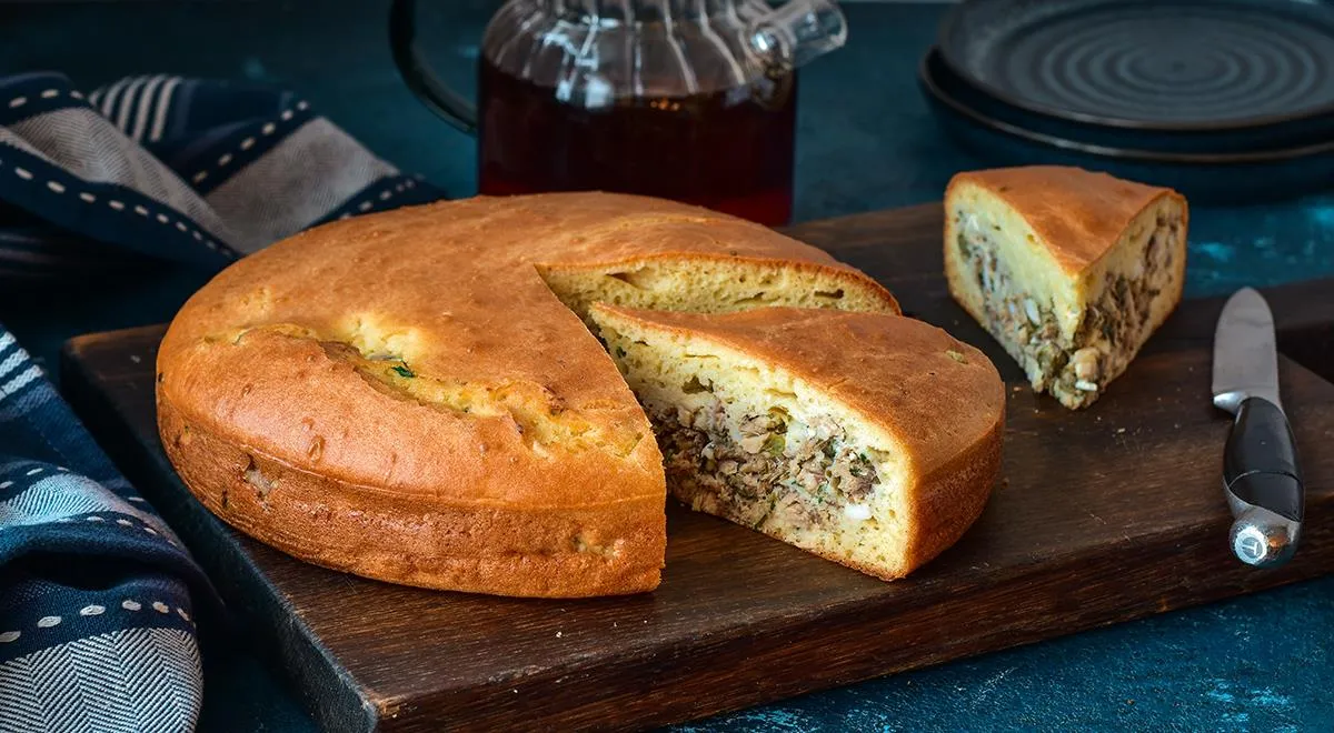 Gelierter Kuchen mit Fischkonserven und Sauerrahm