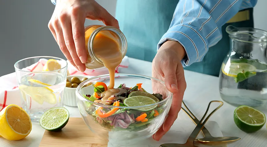 Tahini-Paste wird oft als Saucenbasis in Salaten und warmen Gerichten verwendet.