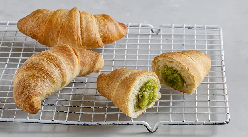 Mit Nüssen gefüllte Croissants werden auf die gleiche Weise geformt und gebacken wie Marmeladen-Croissants.