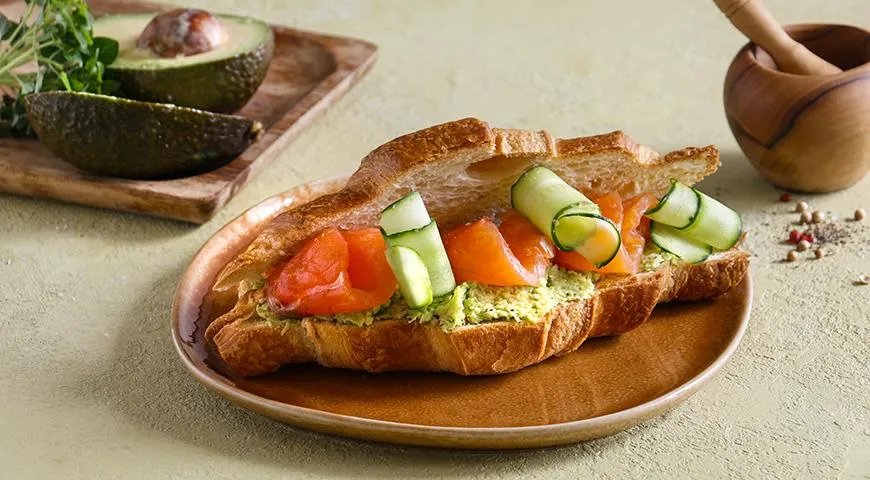 Sandwich-Croissant mit Avocado und Lachs