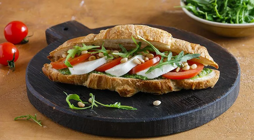 Sandwich mit Mozzarella und Tomaten