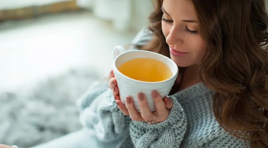 Es empfiehlt sich, eine halbe Stunde nach dem Essen Tee zu trinken. Es wird nicht empfohlen, dieses Getränk vor dem Schlafengehen zu trinken: Die meisten Sorten enthalten Koffein