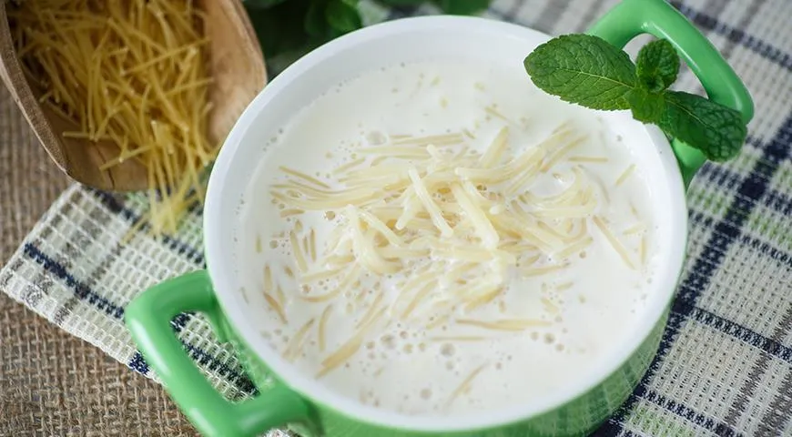 Für Milchsuppe müssen Sie zunächst die Milch zum Kochen bringen und diese dann über die vorgekochten Nudeln oder das Müsli gießen