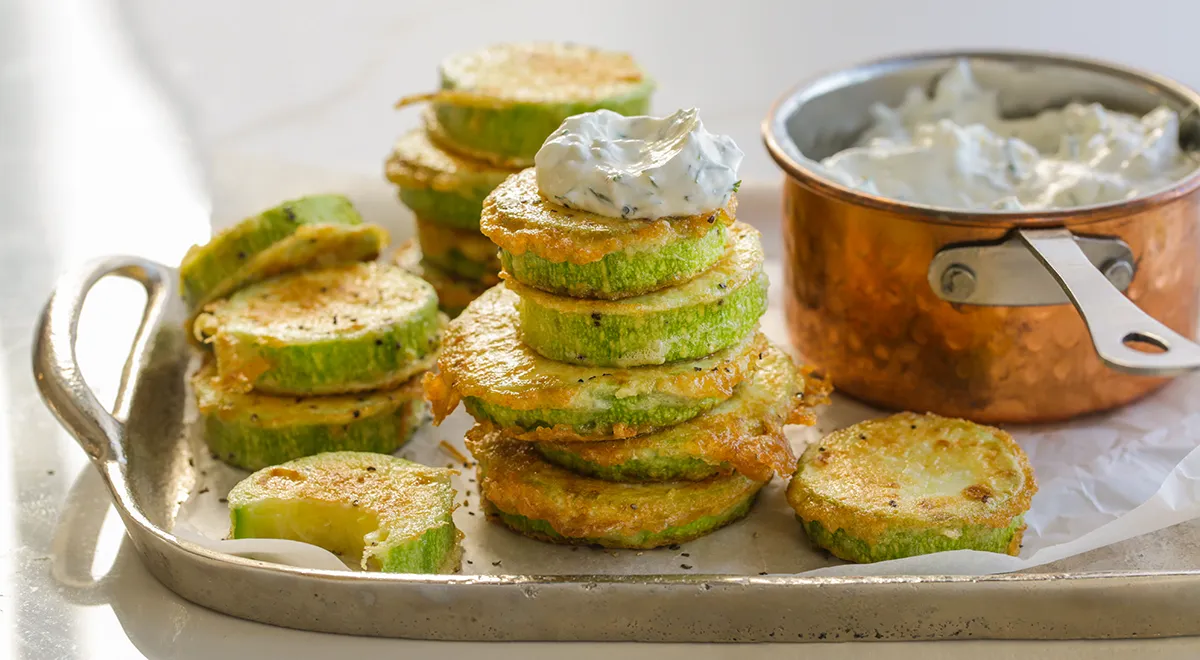 Zucchini im Teig in einer Pfanne erhitzen