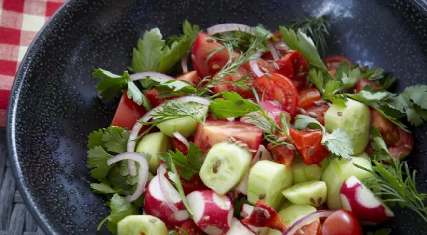 Landsalat mit Gurken, Paprika, Tomaten und Leinsamen