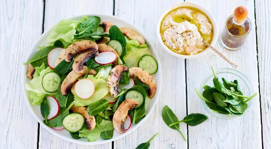 Rettichsalat mit Gurken, eingelegten Champignons und Sauerrahm-Dressing