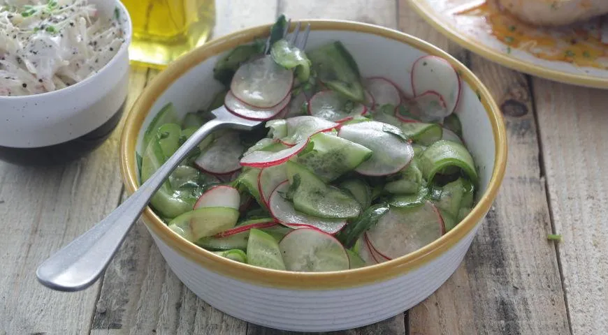 Knuspriger Radieschensalat mit Gurken