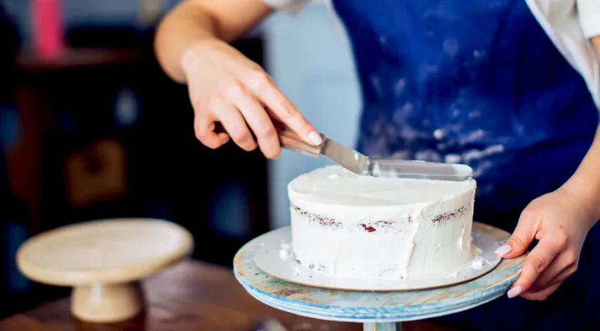 Um den Kuchen mit Sahne zu glätten, verwenden Sie am besten einen Stahlspatel.