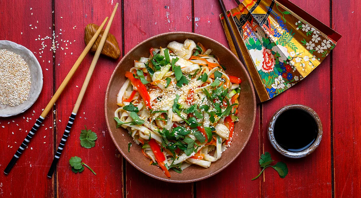 Udon-Nudeln mit Hühnchen und Gemüse