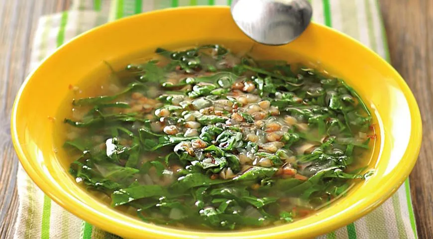 Fastengrünkohlsuppe mit Kohl und Brennnesseln