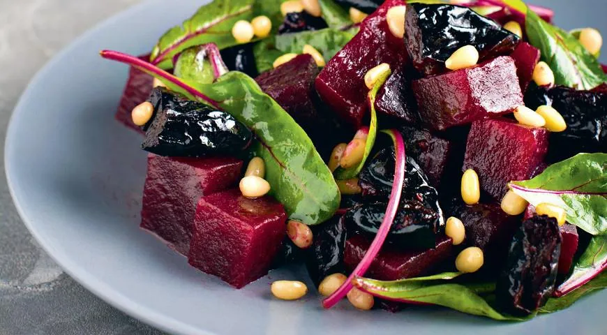 Rote-Bete-, Pflaumen- und Mangoldsalat