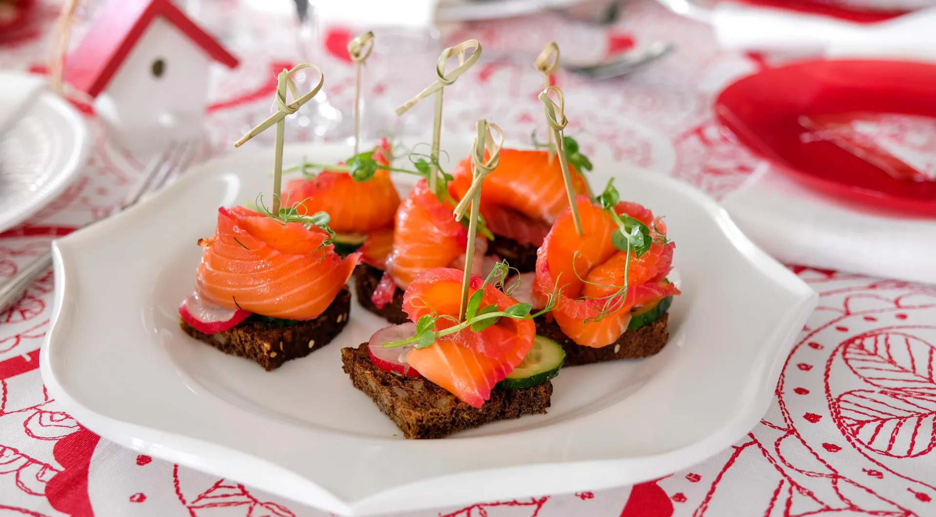 Häppchen mit in Meerrettich und Rüben mariniertem rotem Fisch