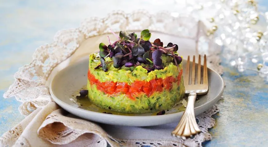 Salat mit Avocado, rotem Fisch und Gurke in 15 Minuten