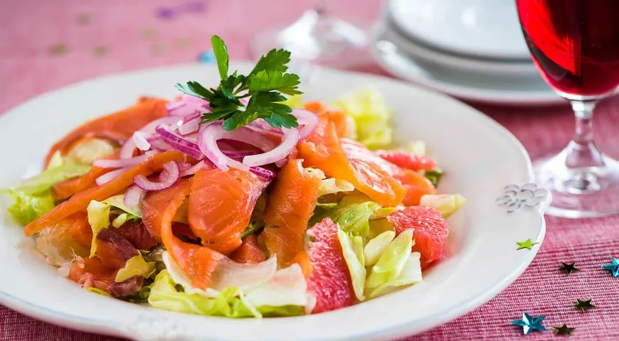 Salat mit rotem Fisch und Zitrusfrüchten