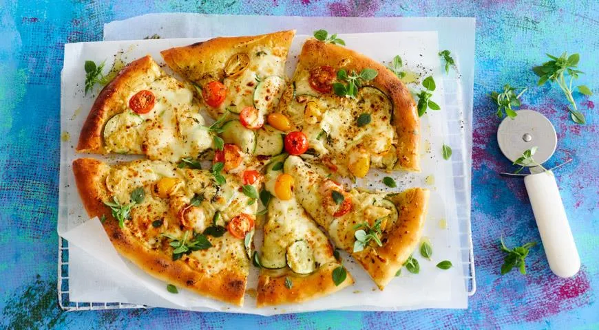 Römische Pizza mit Zucchini, Tomaten, Mozzarella und geräuchertem Suluguni