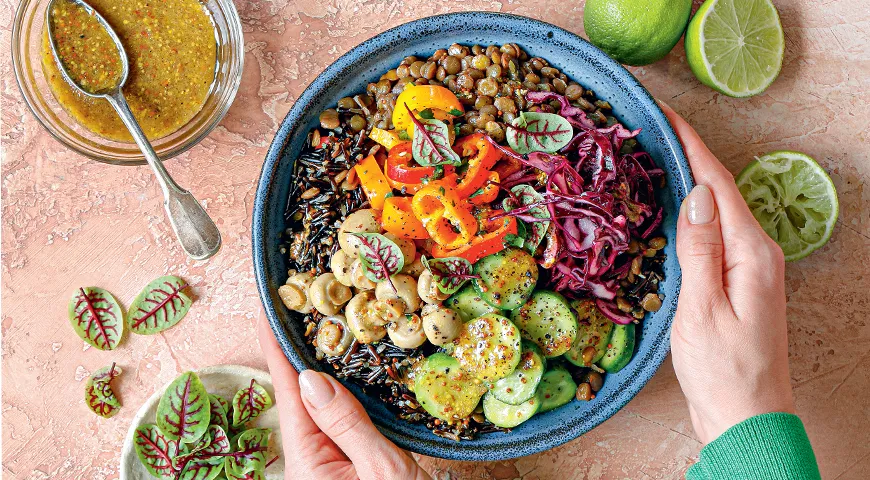 Vegane Bowl mit Linsen, Cocktailgurken und eingelegten Pilzen