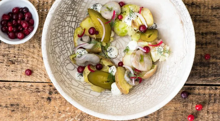 Salat mit Kartoffeln, Milchpilzen und Sauerrahm