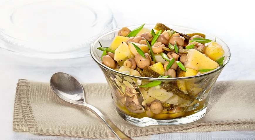 Kartoffelsalat mit eingelegten Champignons