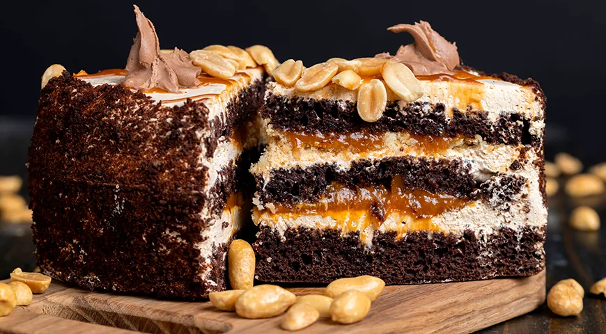 Klassischer Snickers-Kuchen mit Nougat und Karamell